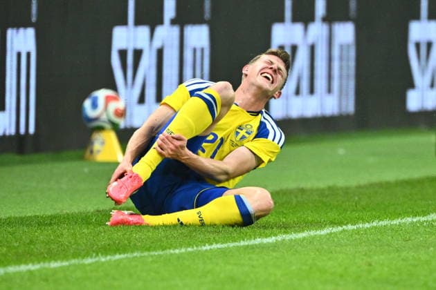 STOCKHOLM, SVERIGE 20260604 Sveriges Alexander Bernhardsson har ont under torsdagens träningslandskamp i fotboll mellan Sverige och Grekland pa Strawberry arena inför fotbolls-VM i sommar. STOCKHOLM SVERIGE x10090x Copyright: xClaudioxBresciani TTx LANDSKAMP SVERIGE-GREKLAND