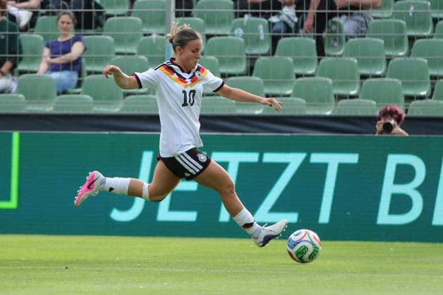 04.06.2026 Fußball Frauen 2025 2026 U23-Länderspiel Deutschland - Dänemark Alfred-Kunze-Sportpark Leipzig Estrella Merino (Deutschland, 10, weiß) am Ball. Leipzig Sachsen Deutschland