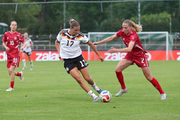 Fußball, U23-Frauen: Deutschland - Dänemark, 04.06.26 Julia Mickenhagen (17, Deutschland U23, Bayer Leverkusen) gegen Julie Mathiasen (2, Dänemark U23). Fußball, Testspiel U23-Frauen: Deutschland - Dänemark am 04.06.26 im Alfred-Kunze-Sportpark Leipzig-Leutzsch. Copyright: xBEAUTIFULxSPORTS JanxKaeferx