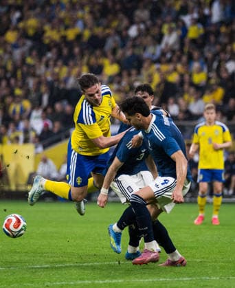 260604 Viktor Gyökeres of Sweden against Konstantinos Koulierakis and Ntinos Mavropanos of Greece during the International Friendly, Länderspiel, Nationalmannschaft football match between Sweden and Greece on June 4, 2026 in Stockholm. Photo: Johanna Säll BILDBYRAN kod JL JM0822 bbeng fotboll football soccer fotball träningslandskamp international friendly sverige sweden sverige a grekland greece Copyright: JOHANNAxSÄLL BB260604BB562