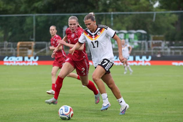 Fußball, U23-Frauen: Deutschland - Dänemark, 04.06.26 Julia Mickenhagen (17, Deutschland U23, Bayer Leverkusen) gegen Julie Mathiasen (2, Dänemark U23). Fußball, Testspiel U23-Frauen: Deutschland - Dänemark am 04.06.26 im Alfred-Kunze-Sportpark Leipzig-Leutzsch. Copyright: xBEAUTIFULxSPORTS JanxKaeferx