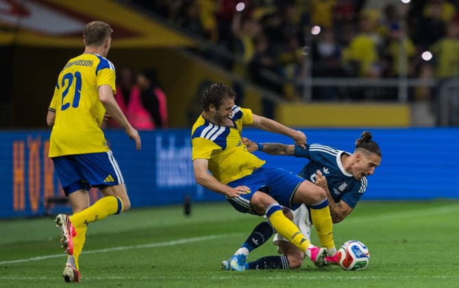 260604 Benjamin Nygren of Sweden and Kostas Tsimikas of Greece during the International Friendly, Länderspiel, Nationalmannschaft football match between Sweden and Greece on June 4, 2026 in Stockholm. Photo: Johanna Säll BILDBYRAN kod JL JM0822 bbeng fotboll football soccer fotball träningslandskamp international friendly sverige sweden sverige a grekland greece Copyright: JOHANNAxSÄLL BB260604BB564
