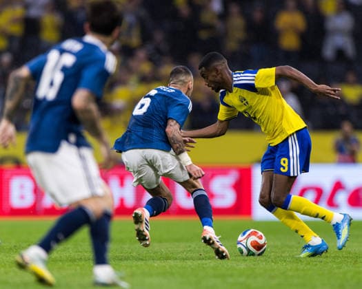 260604 Dimitris Kourbelis of Greece and Alexander Isak of Sweden during the International Friendly, Länderspiel, Nationalmannschaft football match between Sweden and Greece on June 4, 2026 in Stockholm. Photo: Maxim Thore BILDBYRAN kod MT JM0822 bbeng fotboll football soccer fotball träningslandskamp international friendly sverige sweden sverige a grekland greece Copyright: MAXIMxTHORE BB260604MT036