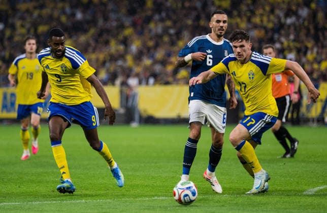 260604 Alexander Isak and Viktor Gyökeres of Sweden compete for the ball with Dimitris Kourbelis of Greece during the International Friendly, Länderspiel, Nationalmannschaft football match between Sweden and Greece on June 4, 2026 in Stockholm. Photo: Johanna Säll BILDBYRAN kod JL JM0822 bbeng fotboll football soccer fotball träningslandskamp international friendly sverige sweden sverige a grekland greece Copyright: JOHANNAxSÄLL BB260604BB558