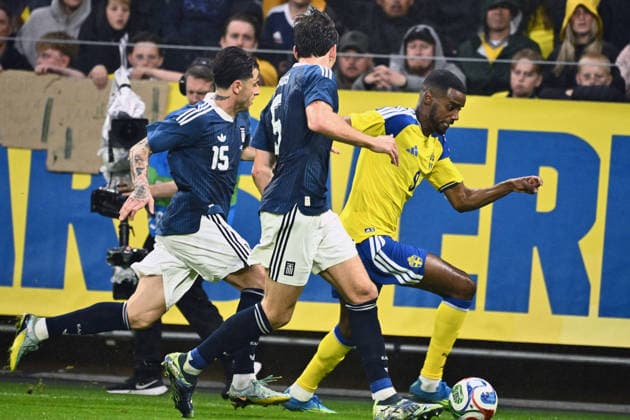 Greece s Lazaros Rota and Greece s Panagiotis Retsos chase Sweden s Alexander Isak during Thursday s International Friendly, Länderspiel, Nationalmannschaft soccer match between Sweden and Greece at Strawberry Arena ahead of this summer s World Cup. Stockholm, Sweden 4 June 2026. STOCKHOLM SWEDEN x10090x Copyright: xClaudioxBresciani TTx FOOTBALL SWEDEN-GREECE