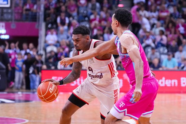 04.06.2026, xydrx, Basketball, easyCredit Basketball Bundesliga, Playoffs, Halbfinale Spiel 3, Telekom Baskets Bonn - FC Bayern München Basketball, Telekom Dome Bonn: Xavier Rathan-Mayes (FC Bayern Muenchen Basketball, 4) im Zweikampf gegen Joel Aminu (Telekom Baskets Bonn, 21) Copyright: HMBxMedia YannisxDreimann