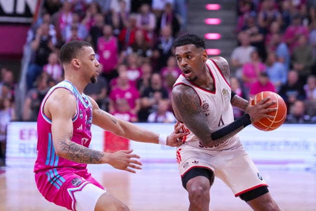 04.06.2026, xydrx, Basketball, easyCredit Basketball Bundesliga, Playoffs, Halbfinale Spiel 3, Telekom Baskets Bonn - FC Bayern München Basketball, Telekom Dome Bonn: Alijah Comithier (Telekom Baskets Bonn, 2) im Zweikampf gegen Xavier Rathan-Mayes (FC Bayern Muenchen Basketball, 4) Copyright: HMBxMedia YannisxDreimann