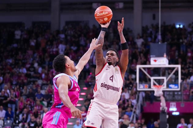 04.06.2026, xydrx, Basketball, easyCredit Basketball Bundesliga, Playoffs, Halbfinale Spiel 3, Telekom Baskets Bonn - FC Bayern München Basketball, Telekom Dome Bonn: Joel Aminu (Telekom Baskets Bonn, 21) im Zweikampf gegen Xavier Rathan-Mayes (FC Bayern Muenchen Basketball, 4) Copyright: HMBxMedia YannisxDreimann