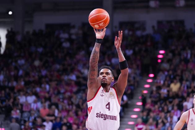 04.06.2026, xydrx, Basketball, easyCredit Basketball Bundesliga, Playoffs, Halbfinale Spiel 3, Telekom Baskets Bonn - FC Bayern München Basketball, Telekom Dome Bonn: Xavier Rathan-Mayes (FC Bayern Muenchen Basketball, 4) beim Freiwurf Copyright: HMBxMedia YannisxDreimann
