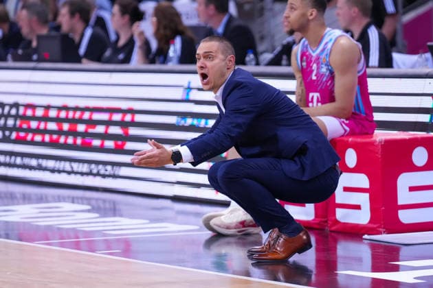 04.06.2026, xydrx, Basketball, easyCredit Basketball Bundesliga, Playoffs, Halbfinale Spiel 3, Telekom Baskets Bonn - FC Bayern München Basketball, Telekom Dome Bonn: Marko Stankovic (Cheftrainer Telekom Baskets Bonn) gestikulierend Copyright: HMBxMedia YannisxDreimann