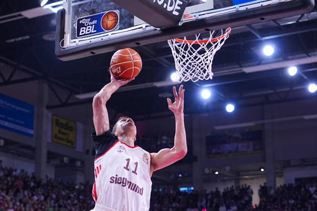04.06.2026, xydrx, Basketball, easyCredit Basketball Bundesliga, Playoffs, Halbfinale Spiel 3, Telekom Baskets Bonn - FC Bayern München Basketball, Telekom Dome Bonn: Vladimir Lucic (FC Bayern Muenchen Basketball, 11) beim Dunk Copyright: HMBxMedia YannisxDreimann