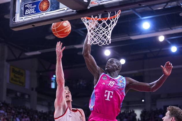 04.06.2026, xydrx, Basketball, easyCredit Basketball Bundesliga, Playoffs, Halbfinale Spiel 3, Telekom Baskets Bonn - FC Bayern München Basketball, Telekom Dome Bonn: Justus Hollatz (FC Bayern Muenchen Basketball, 21) im Zweikampf gegen Kur Jongkuch (Telekom Baskets Bonn, 15) Copyright: HMBxMedia YannisxDreimann