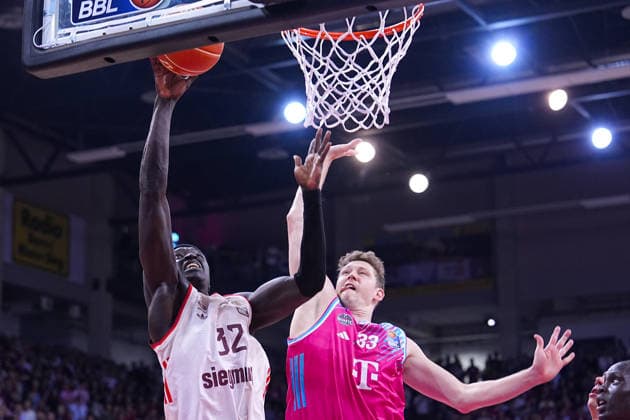 04.06.2026, xydrx, Basketball, easyCredit Basketball Bundesliga, Playoffs, Halbfinale Spiel 3, Telekom Baskets Bonn - FC Bayern München Basketball, Telekom Dome Bonn: Wenyen Gabriel (FC Bayern Muenchen Basketball, 32) im Zweikampf gegen Patrick Heckmann (Telekom Baskets Bonn, 33) Copyright: HMBxMedia YannisxDreimann