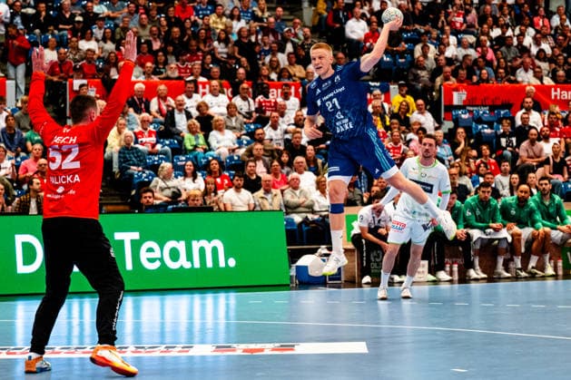 04.06.2026, xdobgx, Handball Daikin HBL, Handball Verein Hamburg - HSG Wetzlar v.l. Andreas Palicka (HSG Wetzlar, 52) , Frederik Bo Andersen (Handball Sport Verein Hamburg, 21) beim Wurf, in action, throwing Hamburg