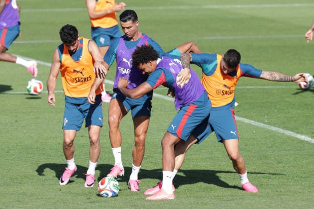 Training of the Portuguese national football team in the football city of Oeiras - Portugal, June 4, 2026, in Alges, Portugal. Goncalo Guedes (Portugal ,19) , Cristiano Ronaldo (Portugal ,7) , Renato Veiga (Portugal ,13) Copyright: HMBxMedia FernandoxSoares