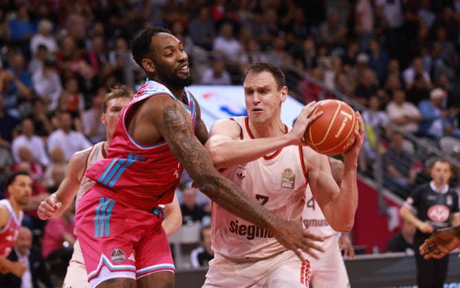Johannes Voigtmann (Bayern) am Ball gegen Jeff Garrett (Bonn), Bonn, Deutschland, 04.06.2026, Basketball Bundesliga, 3. Halbfinale, Telekom Baskets Bonn vs FC Bayern München Basketball.