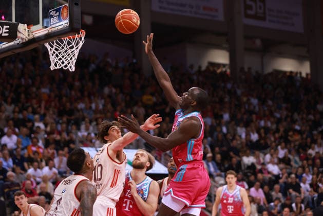 Tylan Birts (Bonn) wirft gegen Justinian Jessup (Bayern) mit Melvin Jostmann (Bonn), Bonn, Deutschland, 04.06.2026, Basketball Bundesliga, 3. Halbfinale, Telekom Baskets Bonn vs FC Bayern München Basketball.