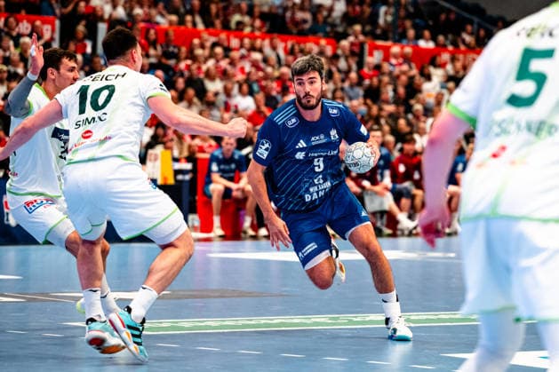 04.06.2026, xdobgx, Handball Daikin HBL, Handball Verein Hamburg - HSG Wetzlar v.l. Josip Simic (HSG Wetzlar, 10), Nicolaj Jorgensen (Handball Sport Verein Hamburg, 11) am Ball, plays the ball Hamburg