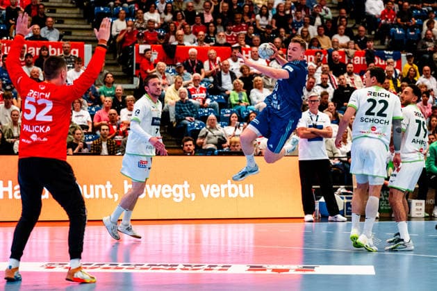 04.06.2026, xdobgx, Handball Daikin HBL, Handball Verein Hamburg - HSG Wetzlar v.l. Andreas Palicka (HSG Wetzlar, 52), Moritz Sauter (Handball Sport Verein Hamburg, 33) beim Wurf, in action, throwing Hamburg