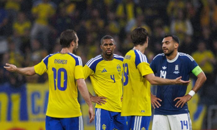 260604 Benjamin Nygren, Isak Hien and Daniel Svensson of Sweden in a discussion with Vangelis Pavlidis of Greece during the International Friendly, Länderspiel, Nationalmannschaft football match between Sweden and Greece on June 4, 2026 in Stockholm. Photo: Maxim Thore BILDBYRAN kod MT JM0822 bbeng fotboll football soccer fotball träningslandskamp international friendly sverige sweden sverige a grekland greece Copyright: MAXIMxTHORE BB260604MT038