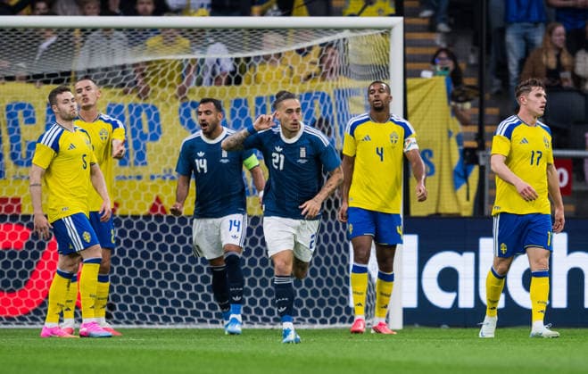 260604 Kostas Tsimikas of Greece celebrates after scoring 0-1 while Gabriel Gudmundsson, Gustaf Lagerbielke, Isak Hien and Viktor Gyökeres of Sweden look dejected during the International Friendly, Länderspiel, Nationalmannschaft football match between Sweden and Greece on June 4, 2026 in Stockholm. Photo: Johanna Säll BILDBYRAN kod JL JM0822 bbeng fotboll football soccer fotball träningslandskamp international friendly sverige sweden sverige a grekland greece jubel depp Copyright: JOHANNAxSÄLL BB260604BB576