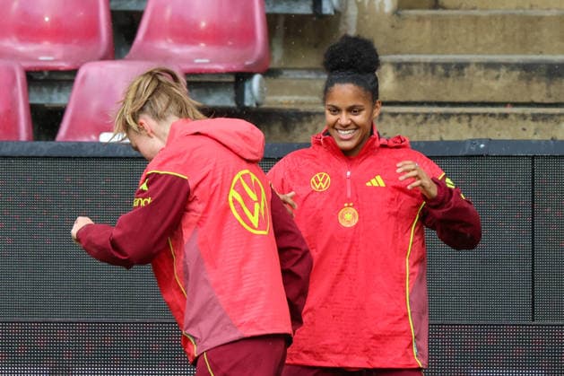 Köln, Deutschland: 04.06. 2026 - Training der DFB Frauen - Abschlusstraining vor dem WM Qualifikationsspiel Deutschland vs. Norwegen Im Bild: v.li. die Zweite Shekiera Martinez (Deutschland) Copyright: HMBxMedia MadeleinexFantini