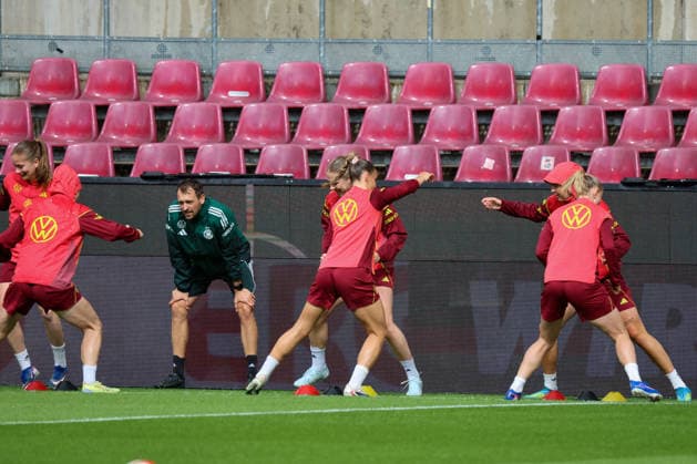 Köln, Deutschland: 04.06. 2026 - Training der DFB Frauen - Abschlusstraining vor dem WM Qualifikationsspiel Deutschland vs. Norwegen Im Bild: Die Spielerinnen der deutschen Fußballnationalmannschaft der Frauen beim Training in Köln Copyright: HMBxMedia MadeleinexFantini