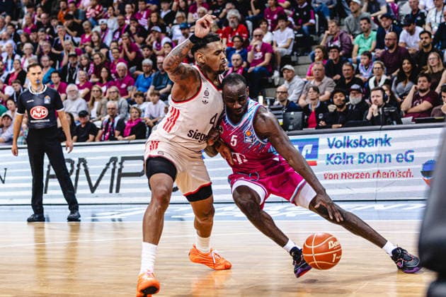 easyCreditBBL, Playoff-Halbfinale 3, Telekom Baskets Bonn vs. FC Bayern Basketball, 4.6.2026 Tylan Birts (Telekom Baskets Bonn 5) gegen Xavier Rathan-Mayes (FC BAYERN MÜNCHEN BASKETBALL 4) - easyCreditBBL, Playoff-Halbfinale 3, Telekom Baskets Bonn vs. FC Bayern Basketball, 4.6.2026, Telekom Dome Bonn Copyright: xBEAUTIFULxSPORTS Derixx