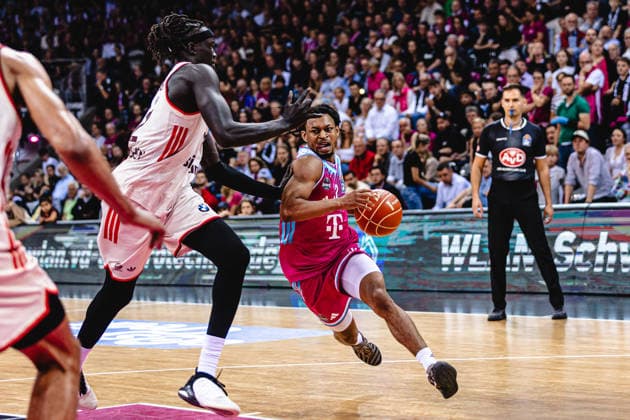 easyCreditBBL, Playoff-Halbfinale 3, Telekom Baskets Bonn vs. FC Bayern Basketball, 4.6.2026 Zachery Cooks (Telekom Baskets Bonn 3) gegen Wenyen Gabriel (FC BAYERN MÜNCHEN BASKETBALL 32) - easyCreditBBL, Playoff-Halbfinale 3, Telekom Baskets Bonn vs. FC Bayern Basketball, 4.6.2026, Telekom Dome Bonn Copyright: xBEAUTIFULxSPORTS Derixx