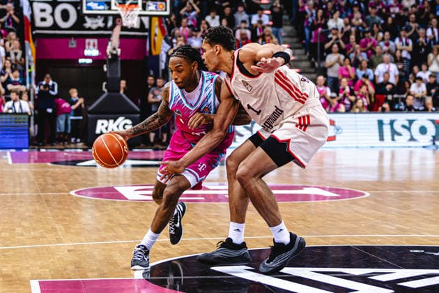easyCreditBBL, Playoff-Halbfinale 3, Telekom Baskets Bonn vs. FC Bayern Basketball, 4.6.2026 Jalen Finch (Telekom Baskets Bonn 0) gegen Oscar da Silva (FC BAYERN MÜNCHEN BASKETBALL 1) - easyCreditBBL, Playoff-Halbfinale 3, Telekom Baskets Bonn vs. FC Bayern Basketball, 4.6.2026, Telekom Dome Bonn Copyright: xBEAUTIFULxSPORTS Derixx