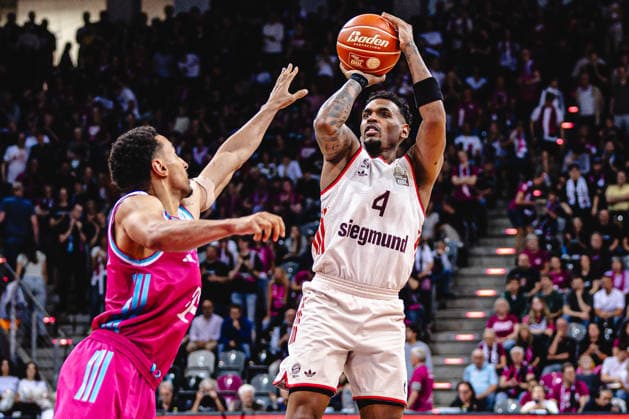 easyCreditBBL, Playoff-Halbfinale 3, Telekom Baskets Bonn vs. FC Bayern Basketball, 4.6.2026 Xavier Rathan-Mayes (FC BAYERN MÜNCHEN BASKETBALL 4) über Joel Aminu (Telekom Baskets Bonn 21) - easyCreditBBL, Playoff-Halbfinale 3, Telekom Baskets Bonn vs. FC Bayern Basketball, 4.6.2026, Telekom Dome Bonn Copyright: xBEAUTIFULxSPORTS Derixx
