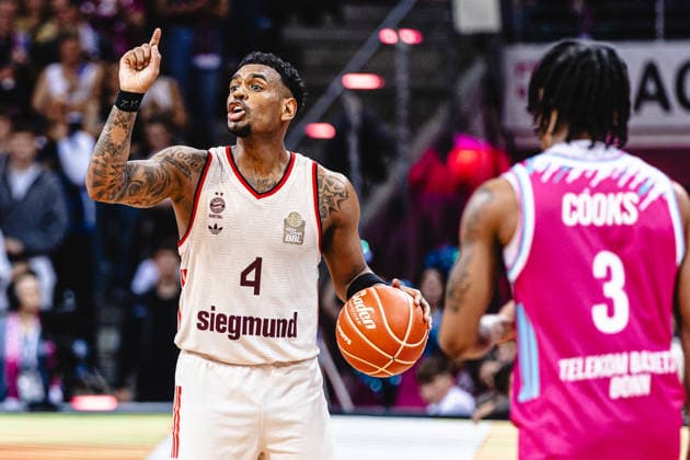 easyCreditBBL, Playoff-Halbfinale 3, Telekom Baskets Bonn vs. FC Bayern Basketball, 4.6.2026 Xavier Rathan-Mayes (FC BAYERN MÜNCHEN BASKETBALL 4) dirigiert sein Team - easyCreditBBL, Playoff-Halbfinale 3, Telekom Baskets Bonn vs. FC Bayern Basketball, 4.6.2026, Telekom Dome Bonn Copyright: xBEAUTIFULxSPORTS Derixx