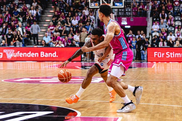 easyCreditBBL, Playoff-Halbfinale 3, Telekom Baskets Bonn vs. FC Bayern Basketball, 4.6.2026 Xavier Rathan-Mayes (FC BAYERN MÜNCHEN BASKETBALL 4) gegen Joel Aminu (Telekom Baskets Bonn 21) - easyCreditBBL, Playoff-Halbfinale 3, Telekom Baskets Bonn vs. FC Bayern Basketball, 4.6.2026, Telekom Dome Bonn Copyright: xBEAUTIFULxSPORTS Derixx