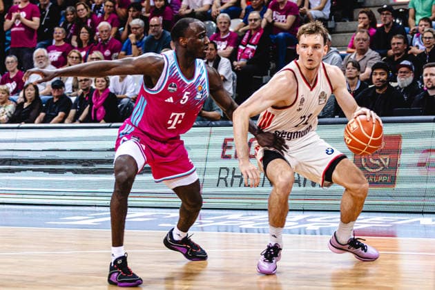 easyCreditBBL, Playoff-Halbfinale 3, Telekom Baskets Bonn vs. FC Bayern Basketball, 4.6.2026 Justus Hollatz (FC BAYERN MÜNCHEN BASKETBALL 21) und Tylan Birts (Telekom Baskets Bonn 5) - easyCreditBBL, Playoff-Halbfinale 3, Telekom Baskets Bonn vs. FC Bayern Basketball, 4.6.2026, Telekom Dome Bonn Copyright: xBEAUTIFULxSPORTS Derixx