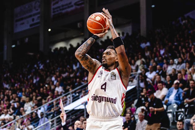 easyCreditBBL, Playoff-Halbfinale 3, Telekom Baskets Bonn vs. FC Bayern Basketball, 4.6.2026 Völlig freier Dreier vpn Xavier Rathan-Mayes (FC BAYERN MÜNCHEN BASKETBALL 4) - easyCreditBBL, Playoff-Halbfinale 3, Telekom Baskets Bonn vs. FC Bayern Basketball, 4.6.2026, Telekom Dome Bonn Copyright: xBEAUTIFULxSPORTS Derixx