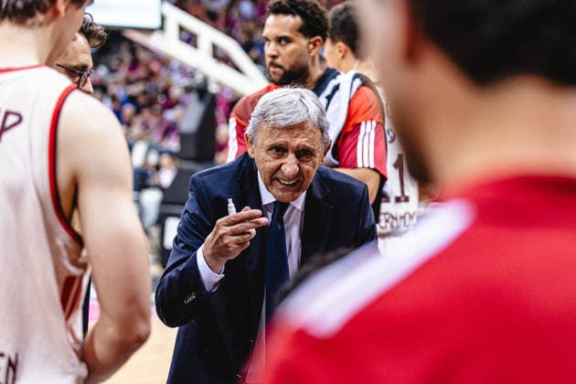 easyCreditBBL, Playoff-Halbfinale 3, Telekom Baskets Bonn vs. FC Bayern Basketball, 4.6.2026 Svetislav Pesic (FC BAYERN MÜNCHEN BASKETBALL Headcoach) in der Auszeit - easyCreditBBL, Playoff-Halbfinale 3, Telekom Baskets Bonn vs. FC Bayern Basketball, 4.6.2026, Telekom Dome Bonn Copyright: xBEAUTIFULxSPORTS Derixx