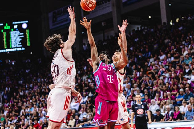 easyCreditBBL, Playoff-Halbfinale 3, Telekom Baskets Bonn vs. FC Bayern Basketball, 4.6.2026 Zachery Cooks (Telekom Baskets Bonn 3) gegen Elias Harris (FC BAYERN MÜNCHEN BASKETBALL 20) und Vladimir Lucic (FC BAYERN MÜNCHEN BASKETBALL 11) - easyCreditBBL, Playoff-Halbfinale 3, Telekom Baskets Bonn vs. FC Bayern Basketball, 4.6.2026, Telekom Dome Bonn Copyright: xBEAUTIFULxSPORTS Derixx