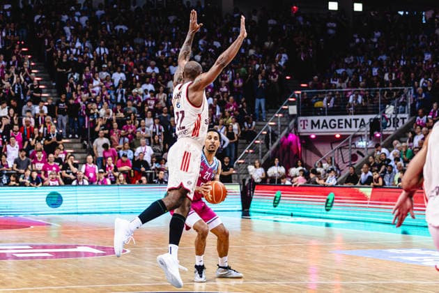 easyCreditBBL, Playoff-Halbfinale 3, Telekom Baskets Bonn vs. FC Bayern Basketball, 4.6.2026 Joel Aminu (Telekom Baskets Bonn 21) lässt Isiaha Mike (FC BAYERN MÜNCHEN BASKETBALL 22) fliegen - easyCreditBBL, Playoff-Halbfinale 3, Telekom Baskets Bonn vs. FC Bayern Basketball, 4.6.2026, Telekom Dome Bonn Copyright: xBEAUTIFULxSPORTS Derixx