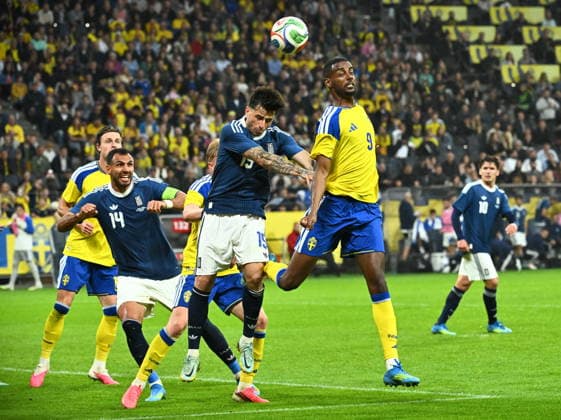 Greece s Lazaros Rota and Sweden s Alexander Isak in a header duel. Behind are Sweden s Mattias Svanberg and Greece s Vangelis Pavlidis during Thursday s International Friendly, Länderspiel, Nationalmannschaft football match between Sweden and Greece at Strawberry Arena ahead of this summer s World Cup. Stockholm, Sweden 4 June 2026. STOCKHOLM SWEDEN x10090x Copyright: xClaudioxBresciani TTx FOOTBALL SWEDEN-GREECE