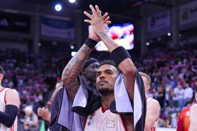 04.06.2026, xydrx, Basketball, easyCredit Basketball Bundesliga, Playoffs, Halbfinale Spiel 3, Telekom Baskets Bonn - FC Bayern München Basketball, Telekom Dome Bonn: Xavier Rathan-Mayes (FC Bayern Muenchen Basketball, 4) bejubelt den Sieg und den Einzug ins Finale Copyright: HMBxMedia YannisxDreimann