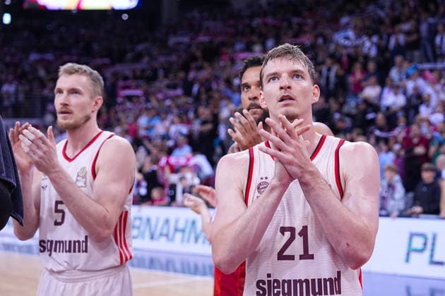 04.06.2026, xydrx, Basketball, easyCredit Basketball Bundesliga, Playoffs, Halbfinale Spiel 3, Telekom Baskets Bonn - FC Bayern München Basketball, Telekom Dome Bonn: Niels Giffey (FC Bayern Muenchen Basketball, 5) und Justus Hollatz (FC Bayern Muenchen Basketball, 21) bejubeln den Sieg und den Einzug ins Finale Copyright: HMBxMedia YannisxDreimann