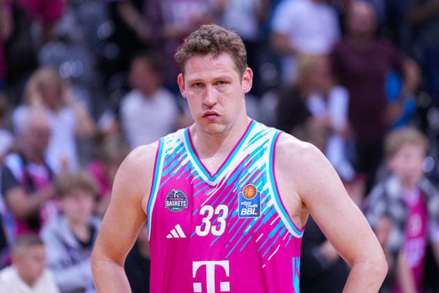 04.06.2026, xydrx, Basketball, easyCredit Basketball Bundesliga, Playoffs, Halbfinale Spiel 3, Telekom Baskets Bonn - FC Bayern München Basketball, Telekom Dome Bonn: Patrick Heckmann (Telekom Baskets Bonn, 33) enttäuscht nach der Niederlage Copyright: HMBxMedia YannisxDreimann