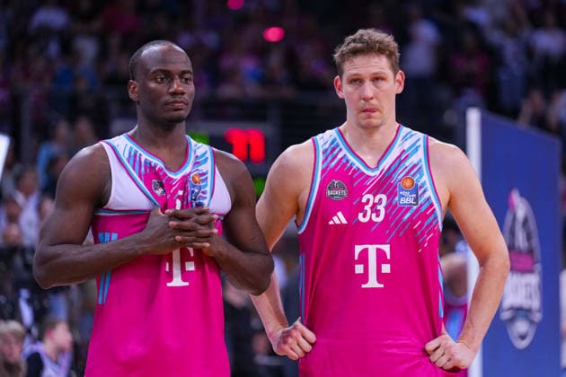 04.06.2026, xydrx, Basketball, easyCredit Basketball Bundesliga, Playoffs, Halbfinale Spiel 3, Telekom Baskets Bonn - FC Bayern München Basketball, Telekom Dome Bonn: Tylan Birts (Telekom Baskets Bonn, 5) und Patrick Heckmann (Telekom Baskets Bonn, 33) enttäuscht nach der Niederlage Copyright: HMBxMedia YannisxDreimann