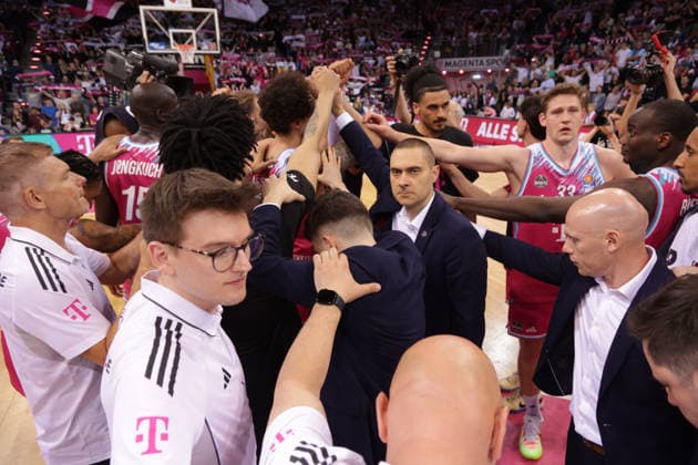 Headcoach Marko Stankovic (Bonn) mit den Spielern nach der Niederlage, Bonn, Deutschland, 04.06.2026, Basketball Bundesliga, 3. Halbfinale, Telekom Baskets Bonn vs FC Bayern München Basketball.