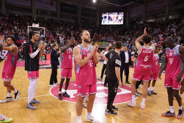 Speieler der Telekom Baskets nach der Niederlage, Bonn, Deutschland, 04.06.2026, Basketball Bundesliga, 3. Halbfinale, Telekom Baskets Bonn vs FC Bayern München Basketball.