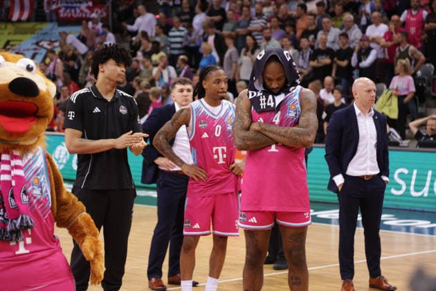 Speieler der Telekom Baskets nach der Niederlage, Bonn, Deutschland, 04.06.2026, Basketball Bundesliga, 3. Halbfinale, Telekom Baskets Bonn vs FC Bayern München Basketball.
