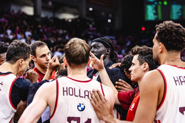 easyCreditBBL, Playoff-Halbfinale 3, Telekom Baskets Bonn vs. FC Bayern Basketball, 4.6.2026 Münchener Sieger-Huddle - easyCreditBBL, Playoff-Halbfinale 3, Telekom Baskets Bonn vs. FC Bayern Basketball, 4.6.2026, Telekom Dome Bonn Copyright: xBEAUTIFULxSPORTS Derixx