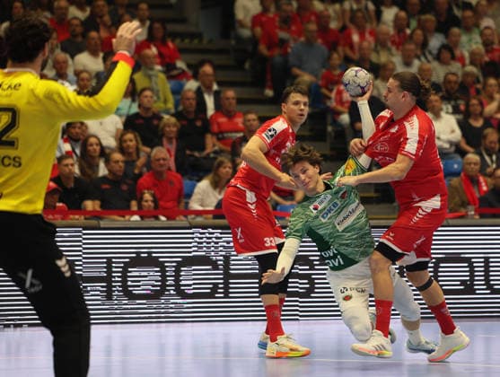 GER HBL Saison 2025 2026 MT Melsungen vs. FÜCHSE Berlin, 04.06.26, ROTHENBACH-HALLE, Kassel Nils LICHTLEIN (Füchse Berlin 17) setzt sich gegen Aaron MENSING (MT Melsungen 33) und Olle FORSELL SCHEFVERT (MT Melsungen 25) durch