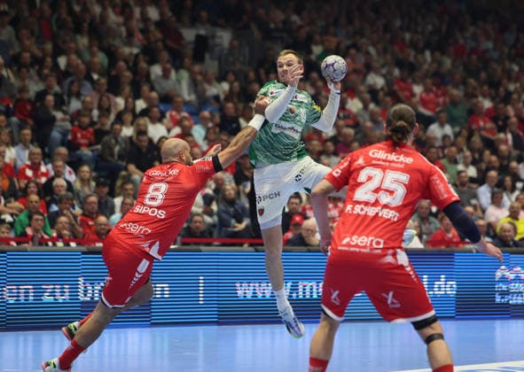 GER HBL Saison 2025 2026 MT Melsungen vs. FÜCHSE Berlin, 04.06.26, ROTHENBACH-HALLE, Kassel Adrian SIPOS (MT Melsungen 8) und Olle FORSELL SCHEFVERT (MT Melsungen 25) können Mathias GIDSEL (Füchse Berlin 19) nicht stoppen