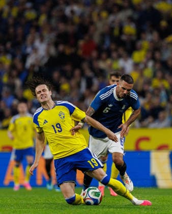 260604 Mattias Svanberg of Sweden and Dimitris Kourbelis of Greece during the International Friendly, Länderspiel, Nationalmannschaft football match between Sweden and Greece on June 4, 2026 in Stockholm. Photo: Maxim Thore BILDBYRAN kod MT JM0822 bbeng fotboll football soccer fotball träningslandskamp international friendly sverige sweden sverige a grekland greece Copyright: MAXIMxTHORE BB260604MT076